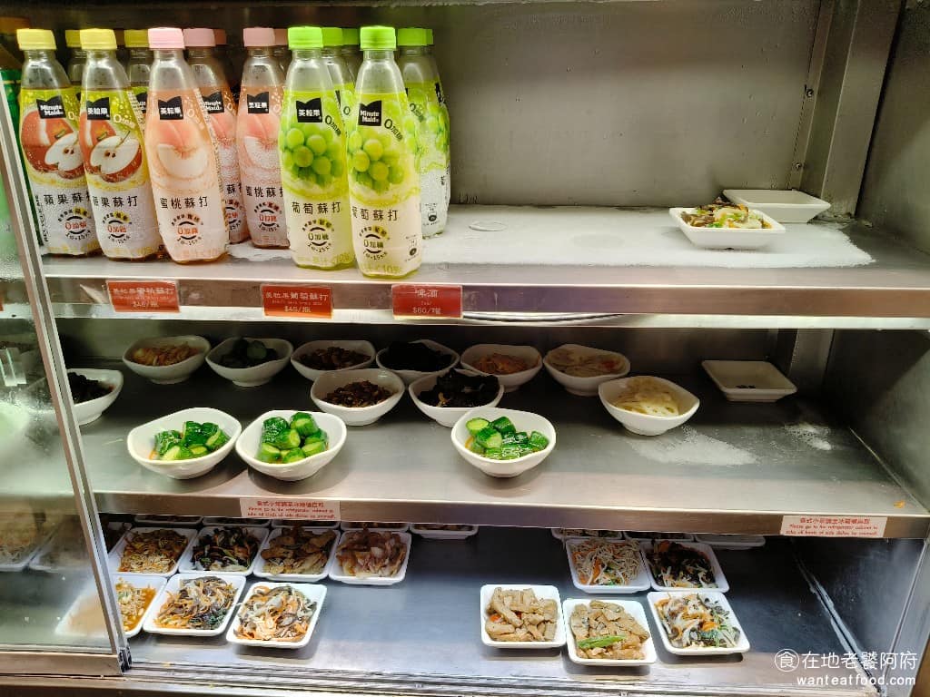 朱記餡餅粥店大直美麗華店 朱記餡餅粥店大直美麗華店菜單 朱記餡餅粥店大直美麗華店推薦 小菜和飲料都在冷櫃裡，擺放得乾淨衛生。小菜的種類非常多，方盤小菜一盤是 45 元，圓盤小菜一盤是 60 元。 @在地老饕阿府