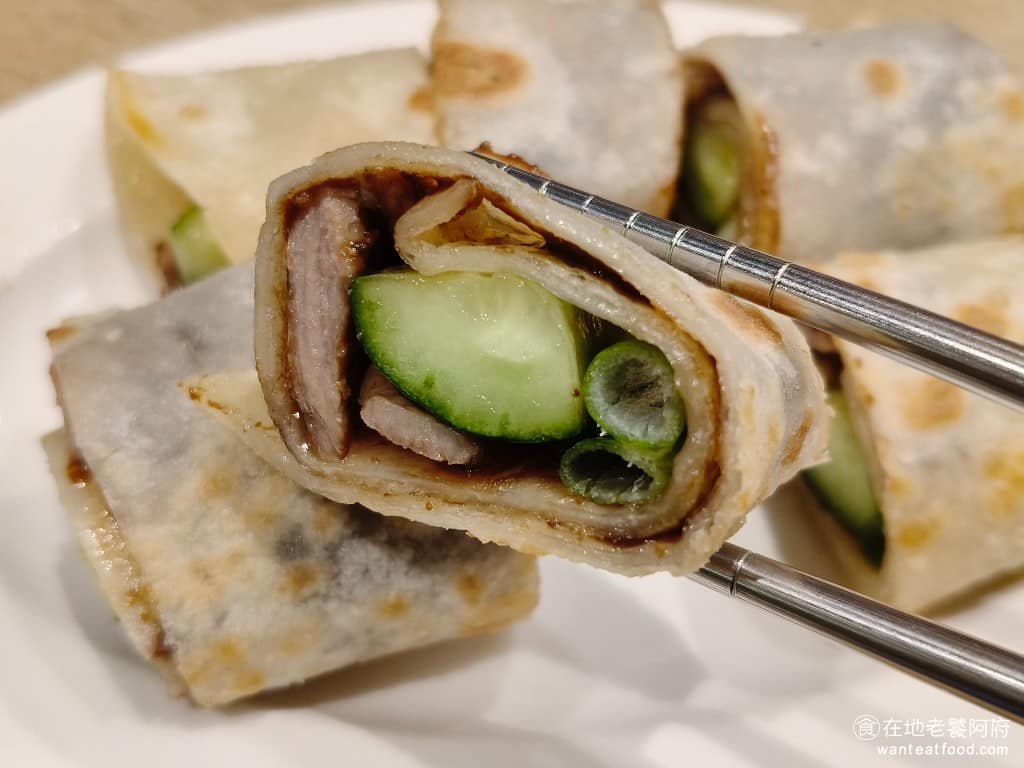 朱記餡餅粥店大直美麗華店 朱記餡餅粥店大直美麗華店菜單 朱記餡餅粥店大直美麗華店推薦 吃=這類型的捲餅，最怕遇到吃起來很乾的情況，但這個捲餅醬汁加得很多，所以吃起來非常濕潤。 @在地老饕阿府