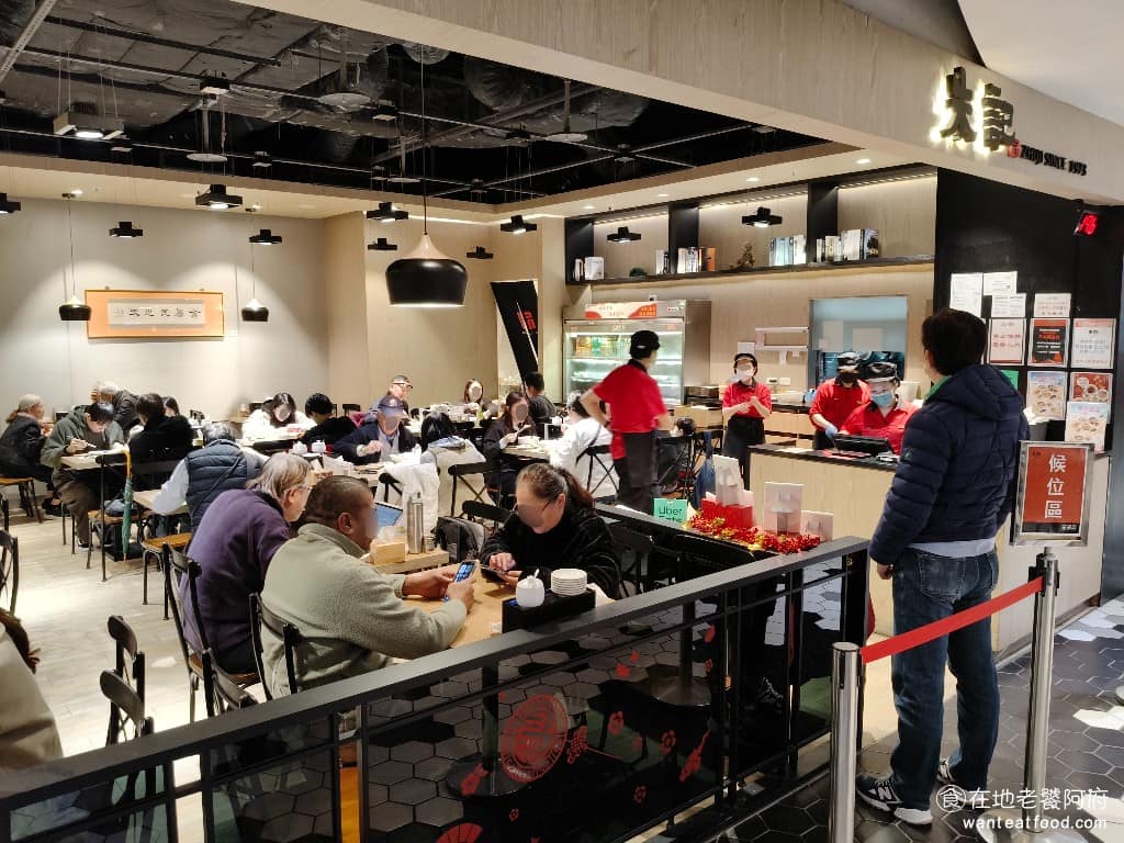 朱記餡餅粥店大直美麗華店 朱記餡餅粥店大直美麗華店菜單 朱記餡餅粥店大直美麗華店推薦 如果你喜歡吃餡餅、捲餅、蒸餃這類北方料理，朱記算是百貨美食街裡 CP 值很高的選擇，一個人大概 200 到 300 元，就能吃飽。 @在地老饕阿府