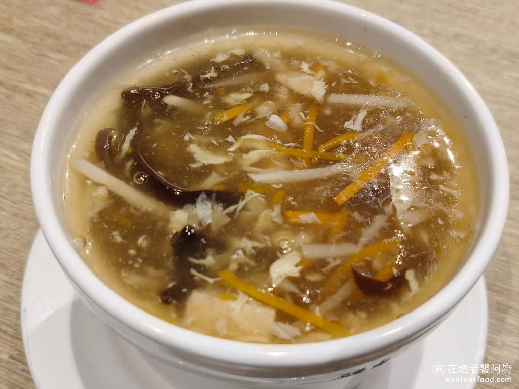 朱記餡餅粥店大直美麗華店 朱記餡餅粥店大直美麗華店菜單 朱記餡餅粥店大直美麗華店推薦 酸辣湯 吃炒飯配酸辣湯，感覺已經變成一種標配了，所以我們也點了一碗，酸辣湯裡面的配料給得很多，有竹筍、紅蘿蔔、黑木耳、蛋花、豆腐。 @在地老饕阿府