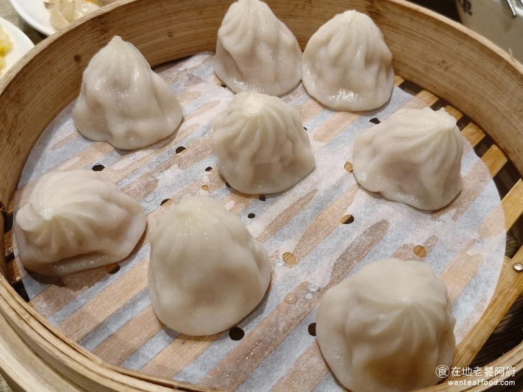 朱記餡餅粥店大直美麗華店 朱記餡餅粥店大直美麗華店菜單 朱記餡餅粥店大直美麗華店推薦 鮮肉小籠包 裡面的湯汁也很多，輕輕一咬會流出來，裡面的豬肉餡吃起來新鮮，帶一點鮮甜味，搭配著薑絲和醬油吃起來還不錯。 @在地老饕阿府