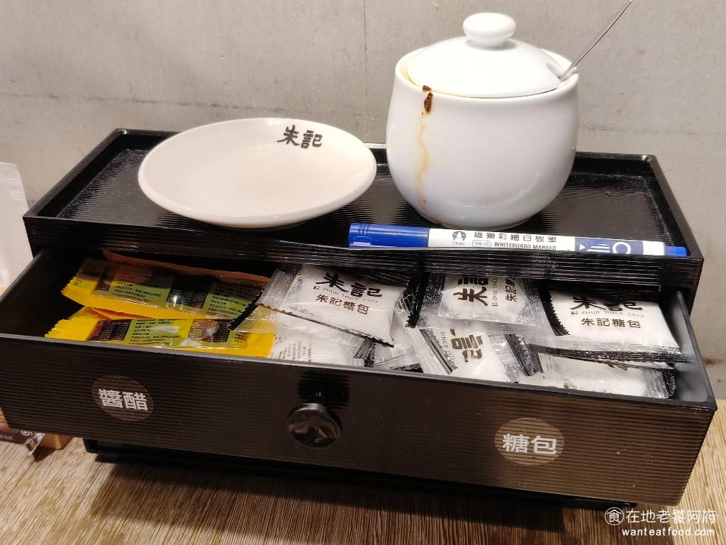 朱記餡餅粥店大直美麗華店 朱記餡餅粥店大直美麗華店菜單 朱記餡餅粥店大直美麗華店推薦 桌上放的醬料有三種，分別是醬醋、糖包和辣椒醬。糖包可以加到小米粥裡面，醬醋則可以用來搭配排骨炒飯的排骨。 @在地老饕阿府