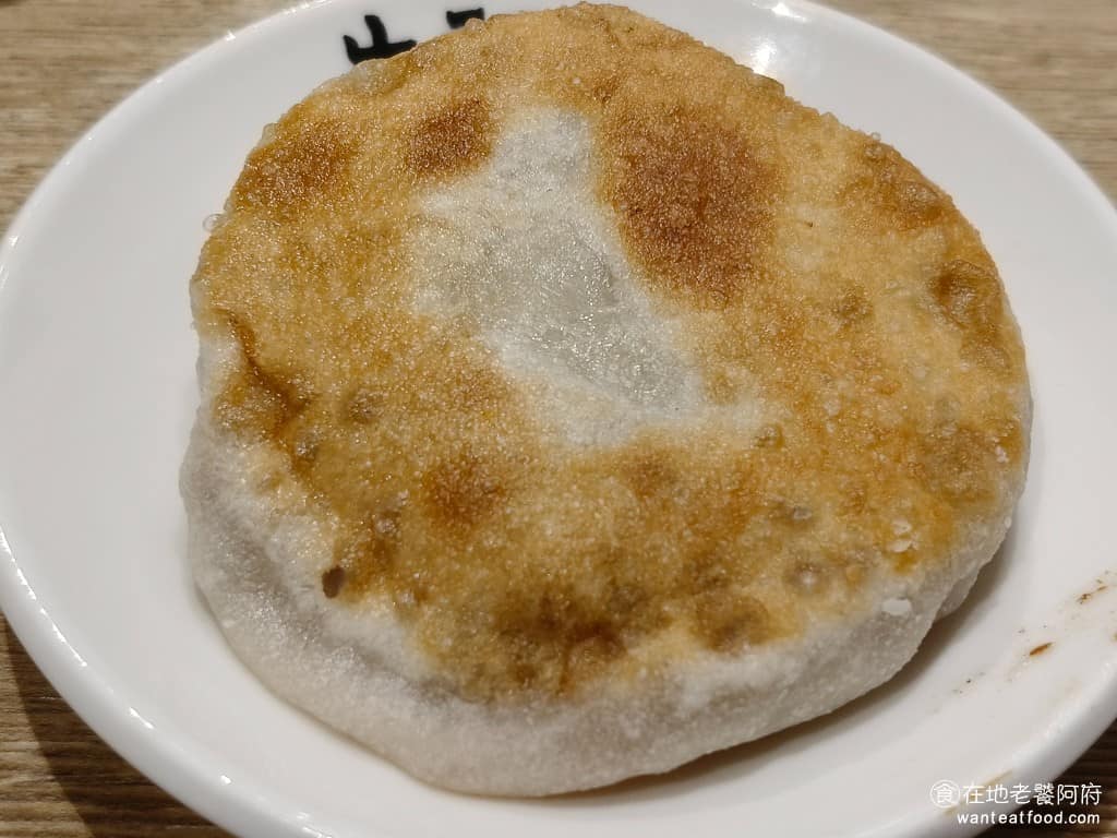 朱記餡餅粥店大直美麗華店 朱記餡餅粥店大直美麗華店菜單 朱記餡餅粥店大直美麗華店推薦 牛肉餡餅 現做的餅皮，散發麵香搭配內餡的肉汁，吃起來口感濕潤，餡餅裡面的湯汁多到會流出來，咬開的時候，要特別小心，曾經有一次吃，噴到衣服都是湯汁，湯汁真的多，所以吃起來很順口。 @在地老饕阿府