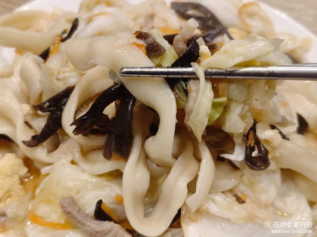 朱記餡餅粥店大直美麗華店 朱記餡餅粥店大直美麗華店菜單 朱記餡餅粥店大直美麗華店推薦 但這份木須炒麵，是所有餐點中最難吃的，刀削麵吃起來口感太硬而且很乾，完全沒味道，醬汁也不入味，一點香氣都沒有，完全太推薦。 @在地老饕阿府