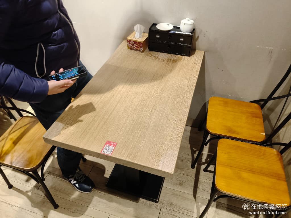 朱記餡餅粥店大直美麗華店 朱記餡餅粥店大直美麗華店菜單 朱記餡餅粥店大直美麗華店推薦 這間也算是老店了，因為是百貨公司，環境維持得很好，只不過四人座的座位桌面非常小，坐起來覺得有點擠。 @在地老饕阿府