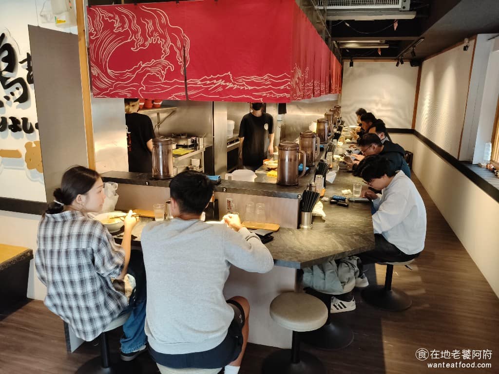 雞吉君拉麵內湖環山店 雞吉君拉麵內湖環山店菜單 雞吉君拉麵內湖環山店推薦 內湖區美食 內湖美食 雖然現在排隊盛況沒有早年那麼誇張,但平日離峰時段依然客滿,生意依舊穩健。 @在地老饕阿府