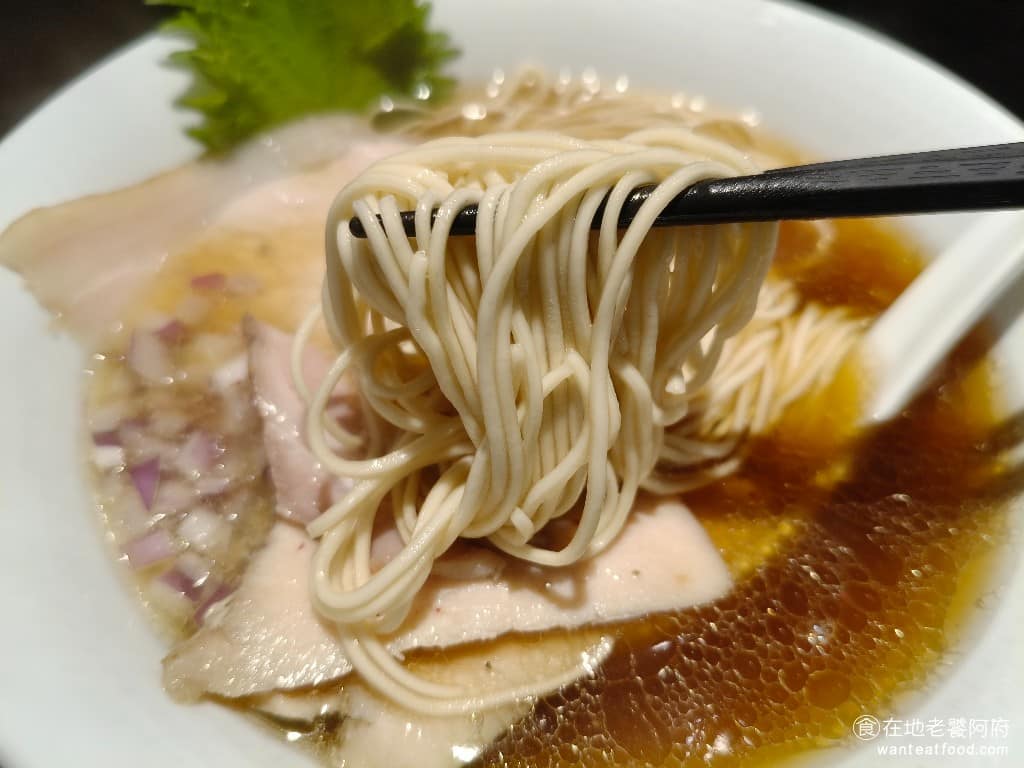 雞吉君拉麵內湖環山店 雞吉君拉麵內湖環山店菜單 雞吉君拉麵內湖環山店推薦 內湖區美食 內湖美食 麵條比淡麗版粗,有助於撐住濃湯的重量,軟硬度適中,麵心保有一點口感,配上柚子胡椒或少許七味粉,可以提升層次。 @在地老饕阿府