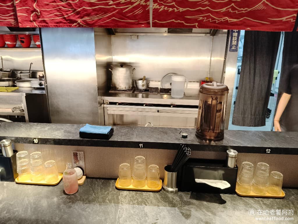 雞吉君拉麵內湖環山店 雞吉君拉麵內湖環山店菜單 雞吉君拉麵內湖環山店推薦 內湖區美食 內湖美食 整體環境乾淨、整齊,從吧台可以直接看到廚師備餐的動作,整個出餐節奏有條不紊。店內也有一些公仔與食玩的擺設。夏天提供冰茶,冬天則換成熱茶,開放自取。 @在地老饕阿府