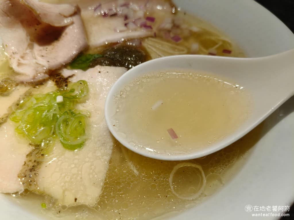 雞吉君拉麵內湖環山店 雞吉君拉麵內湖環山店菜單 雞吉君拉麵內湖環山店推薦 內湖區美食 內湖美食 湯頭就是很單純的雞湯味和鹽巴味,簡單順口,蠻好喝的,但就是鹹,所以怕鹹的人,建議直接點「淡麗雞吉君」,或是自己多加點開水調淡也可以。 @在地老饕阿府