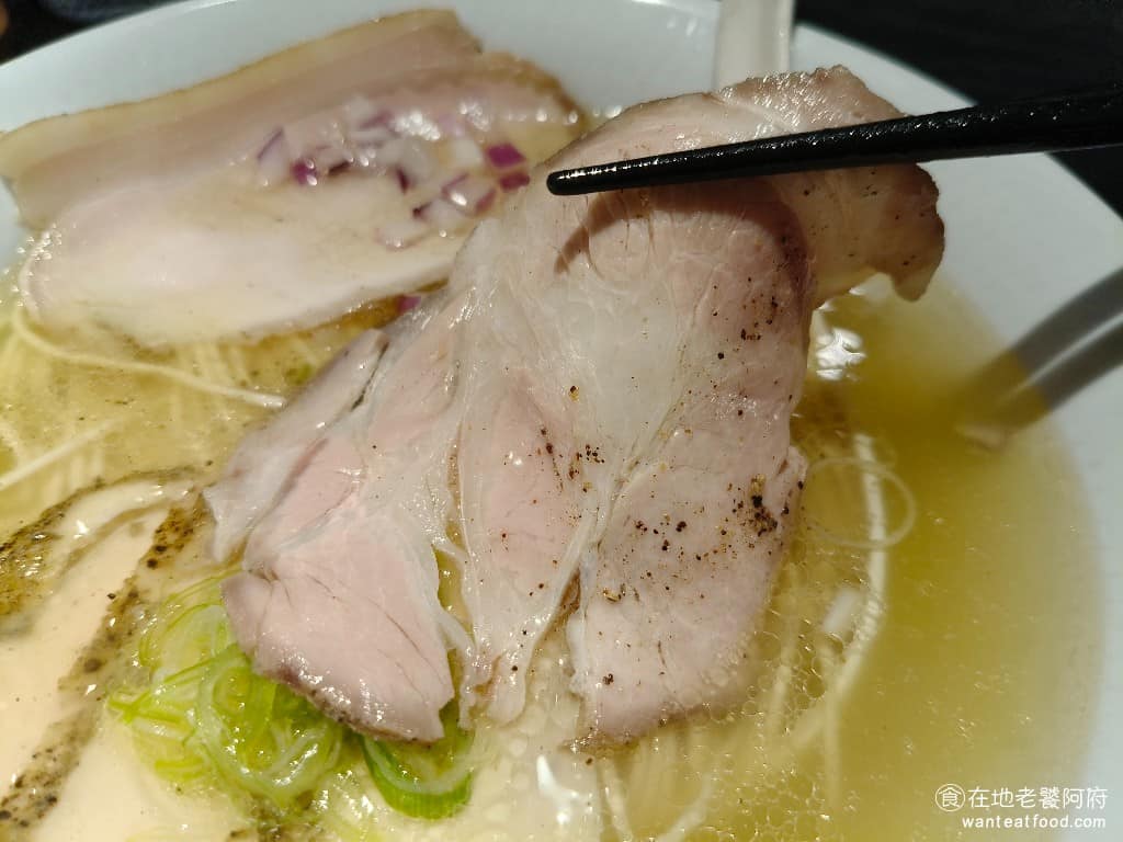 雞吉君拉麵內湖環山店 雞吉君拉麵內湖環山店菜單 雞吉君拉麵內湖環山店推薦 內湖區美食 內湖美食 配料有兩片雞叉燒、兩片豬叉燒、海苔、蔥花、洋蔥末與檸檬片,豬叉燒同樣低溫舒肥,看起來接近熟成火腿的狀態,帶有鹹香薄切大片,吃起來不錯。 @在地老饕阿府