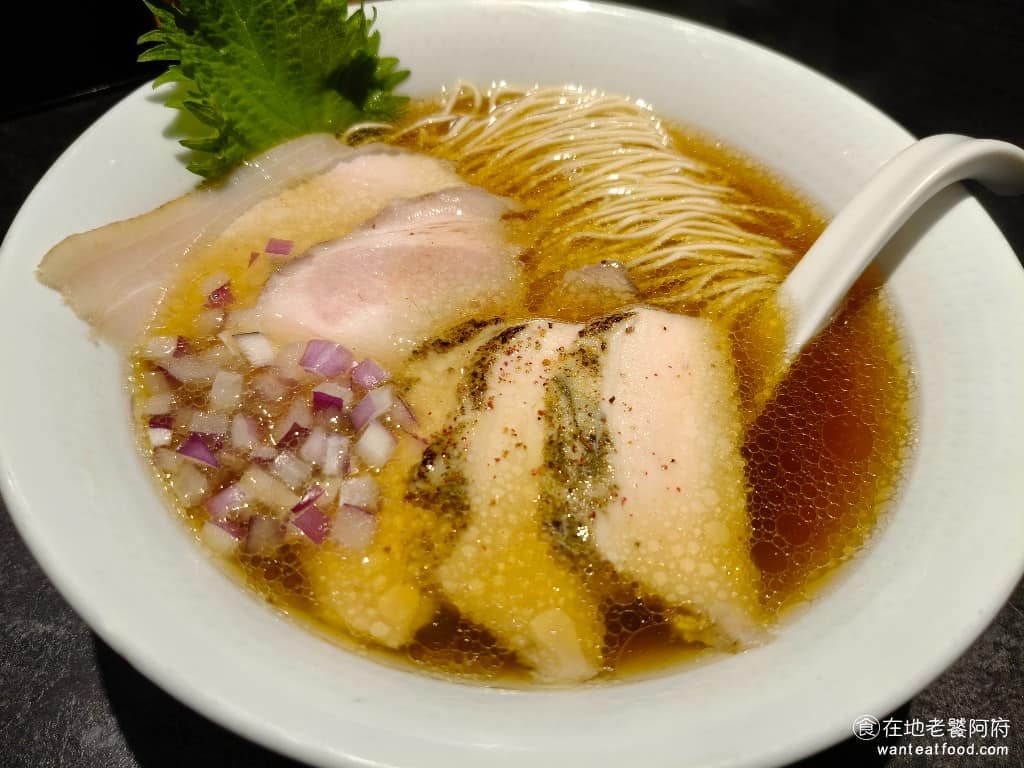 雞吉君拉麵內湖環山店 雞吉君拉麵內湖環山店菜單 雞吉君拉麵內湖環山店推薦 內湖區美食 內湖美食 淡麗雞吉君 醬油清湯底、雞湯與醬油的雙湯頭,湯色清澈喝起來清爽,帶有雞湯的鮮味與醬油的鹹香。搭配的是偏細的麵條,口感帶Q吸附湯汁後,入口順口。 @在地老饕阿府