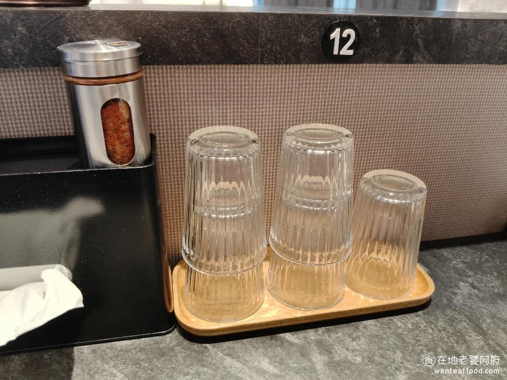 雞吉君拉麵內湖環山店 雞吉君拉麵內湖環山店菜單 雞吉君拉麵內湖環山店推薦 內湖區美食 內湖美食 桌上備有茶水、杯子、衛生紙,以及七味粉與胡椒等調味料,座位下方還設有置物空間,可以放包包。 @在地老饕阿府