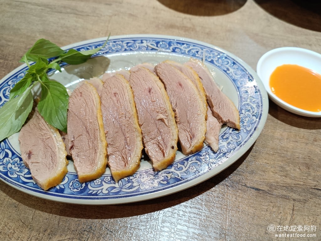古城古早麵 內湖店 內湖美食 西湖美食 台灣小吃 扒骨鵝肉小份 這一份的價格是 220 元，給的份量還蠻多的，大概有12片以上的鵝肉，旁邊還附上了特製的鵝肉沾醬。 @在地老饕阿府
