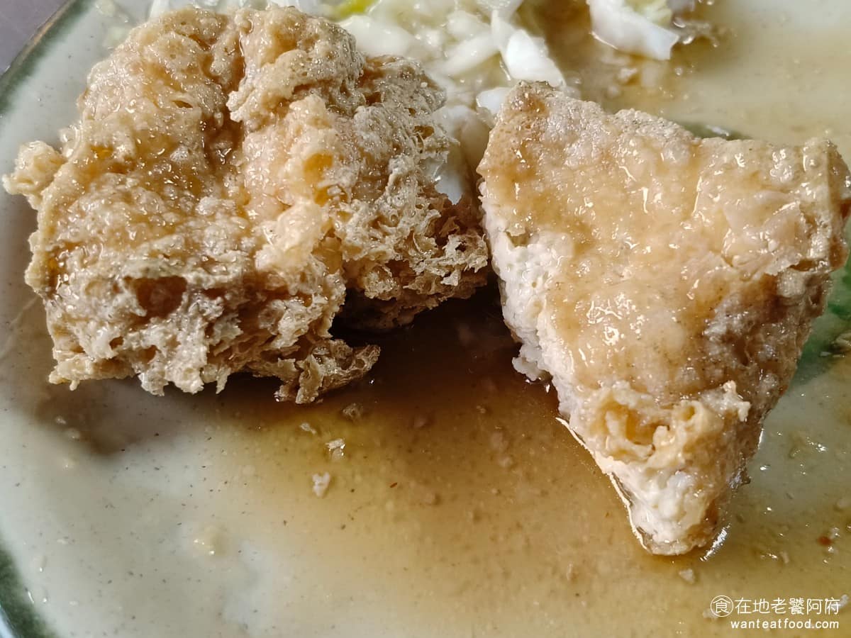 阿基手工臭豆腐大腸蚵仔麵線 阿基手工臭豆腐大腸蚵仔麵線菜單 阿基手工臭豆腐大腸蚵仔麵線推薦 很多人就是喜歡這樣的外皮脆度，因為油滴得很乾淨，吃起來不會很油膩。醬汁也非常吸引人，調味偏鹹帶一點酸味。最明顯的是蒜味，味道非常重，每一口吃起來都很入味。 @在地老饕阿府