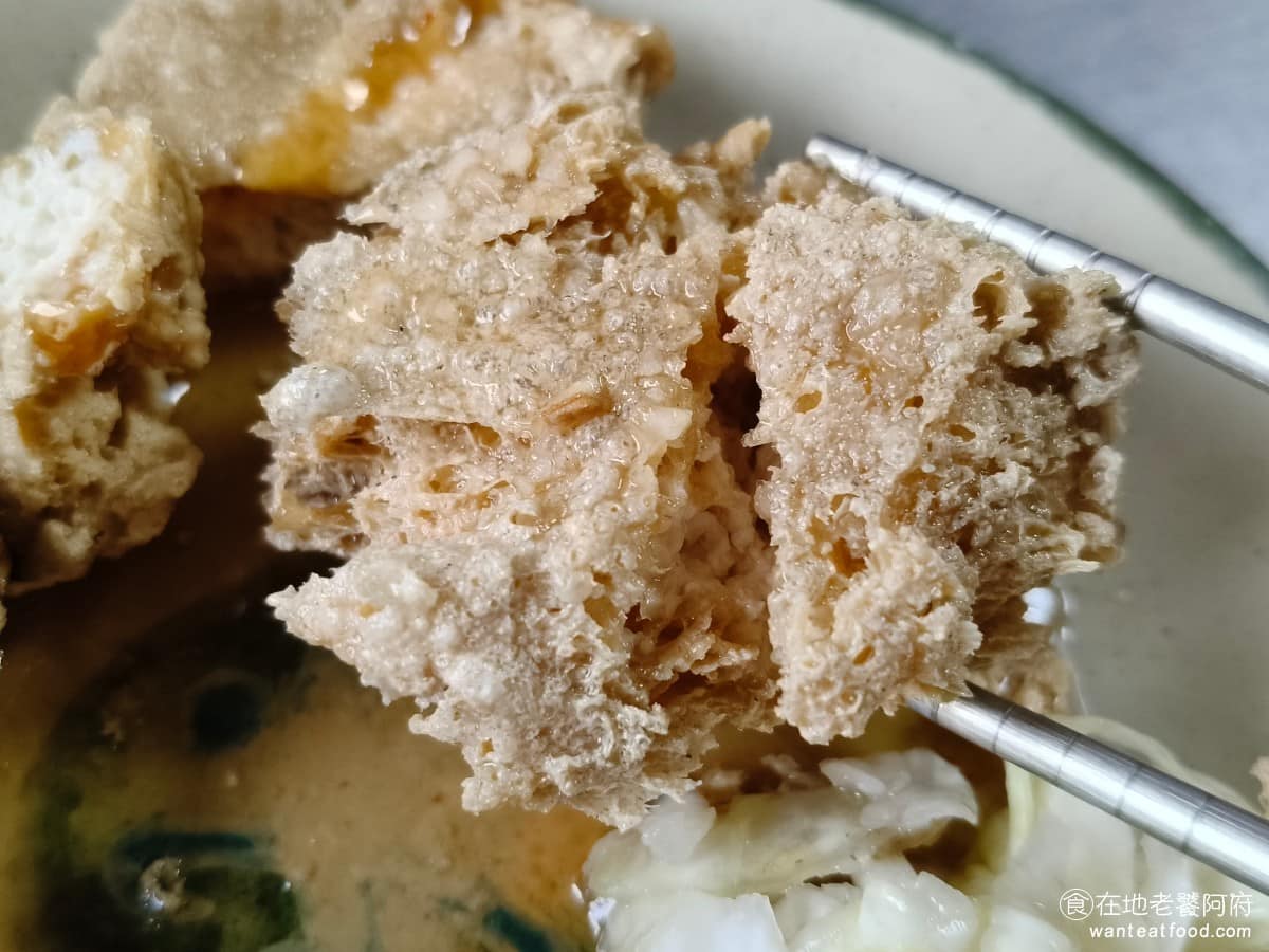 阿基手工臭豆腐大腸蚵仔麵線 阿基手工臭豆腐大腸蚵仔麵線菜單 阿基手工臭豆腐大腸蚵仔麵線推薦 店家強調臭豆腐是自家醃製、手工製作，堅持天然發酵，不是外面批發來的成品，確實一吃就知道，軟嫩入味，只不過外皮部分，炸得很澎，都變爆炸頭了，一開始有點驚訝，但還好吃起來不會太硬。 @在地老饕阿府