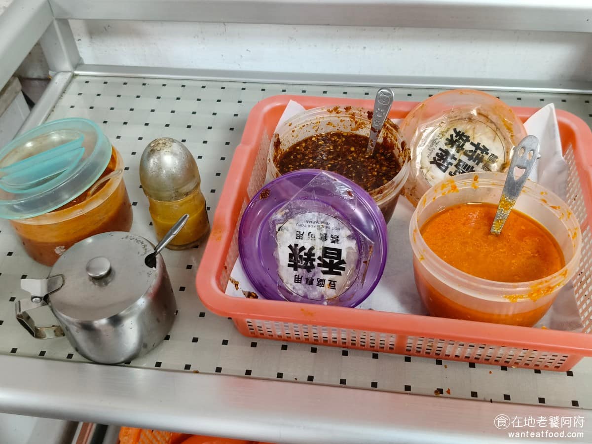 阿基手工臭豆腐大腸蚵仔麵線 阿基手工臭豆腐大腸蚵仔麵線菜單 阿基手工臭豆腐大腸蚵仔麵線推薦 旁邊備有醬料，包括黑醋、蒜泥，和三種辣椒，其中兩種分別標示，一個是臭豆腐專用，另一個是麵線專用。 @在地老饕阿府