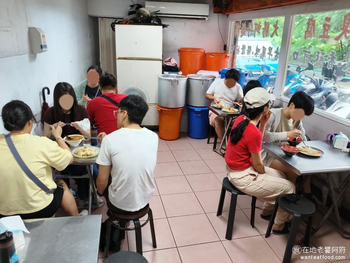 阿基手工臭豆腐大腸蚵仔麵線 阿基手工臭豆腐大腸蚵仔麵線菜單 阿基手工臭豆腐大腸蚵仔麵線推薦 店面是一般路邊搭建的鐵皮屋，一半是廚房，一半隔出來當內用區，空間不大，大概只有五張小鐵桌，用餐尖峰時間，常會要併桌。 @在地老饕阿府