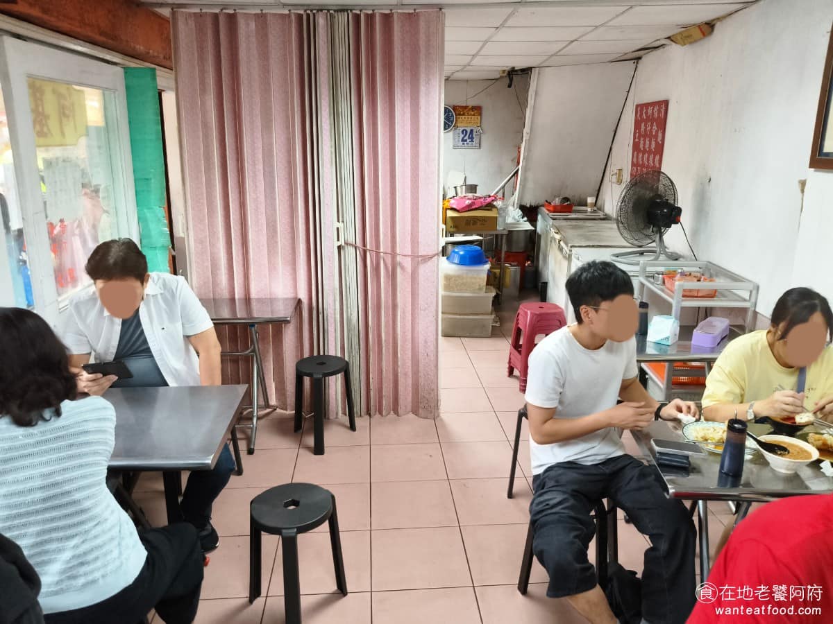 阿基手工臭豆腐大腸蚵仔麵線 阿基手工臭豆腐大腸蚵仔麵線菜單 阿基手工臭豆腐大腸蚵仔麵線推薦 店內有裝冷氣，天氣熱的時候，吃起來還算舒服，由於多數來買的客人是選擇外帶，所以內用區的翻桌速度，也比想像中快一些。 @在地老饕阿府