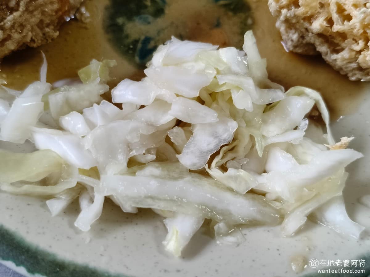 阿基手工臭豆腐大腸蚵仔麵線 阿基手工臭豆腐大腸蚵仔麵線菜單 阿基手工臭豆腐大腸蚵仔麵線推薦 泡菜部分切得比較細，口感非常脆，酸度比較高一點，味道是不差，但不算這裡非常吸引人的品項。 @在地老饕阿府