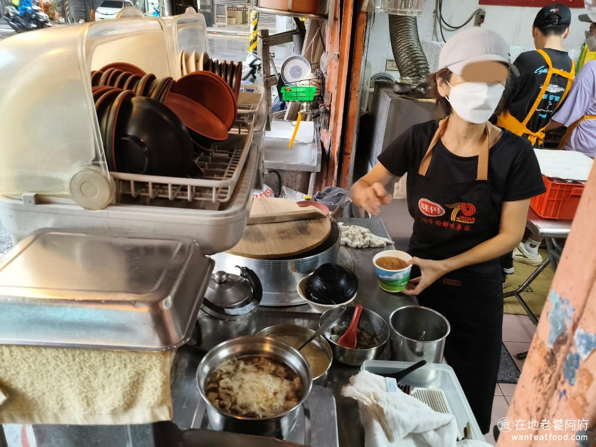 阿基手工臭豆腐大腸蚵仔麵線 阿基手工臭豆腐大腸蚵仔麵線菜單 阿基手工臭豆腐大腸蚵仔麵線推薦 《阿基手工臭豆腐 大腸蚵仔麵線》老闆娘其實是台東老店「關山臭豆腐店」老闆的女兒，手藝算是家傳的技術，把好味道從台東帶到了汐止。 @在地老饕阿府