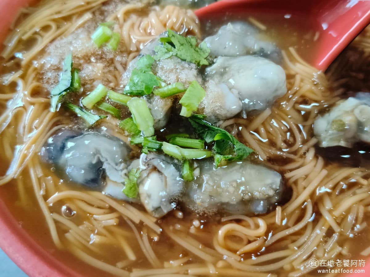 阿基手工臭豆腐大腸蚵仔麵線 阿基手工臭豆腐大腸蚵仔麵線菜單 阿基手工臭豆腐大腸蚵仔麵線推薦 蚵仔給得大方，顆顆飽滿，入口滑順不腥，配上蒜泥和香菜提味，整體吃起來清爽又順口。 @在地老饕阿府