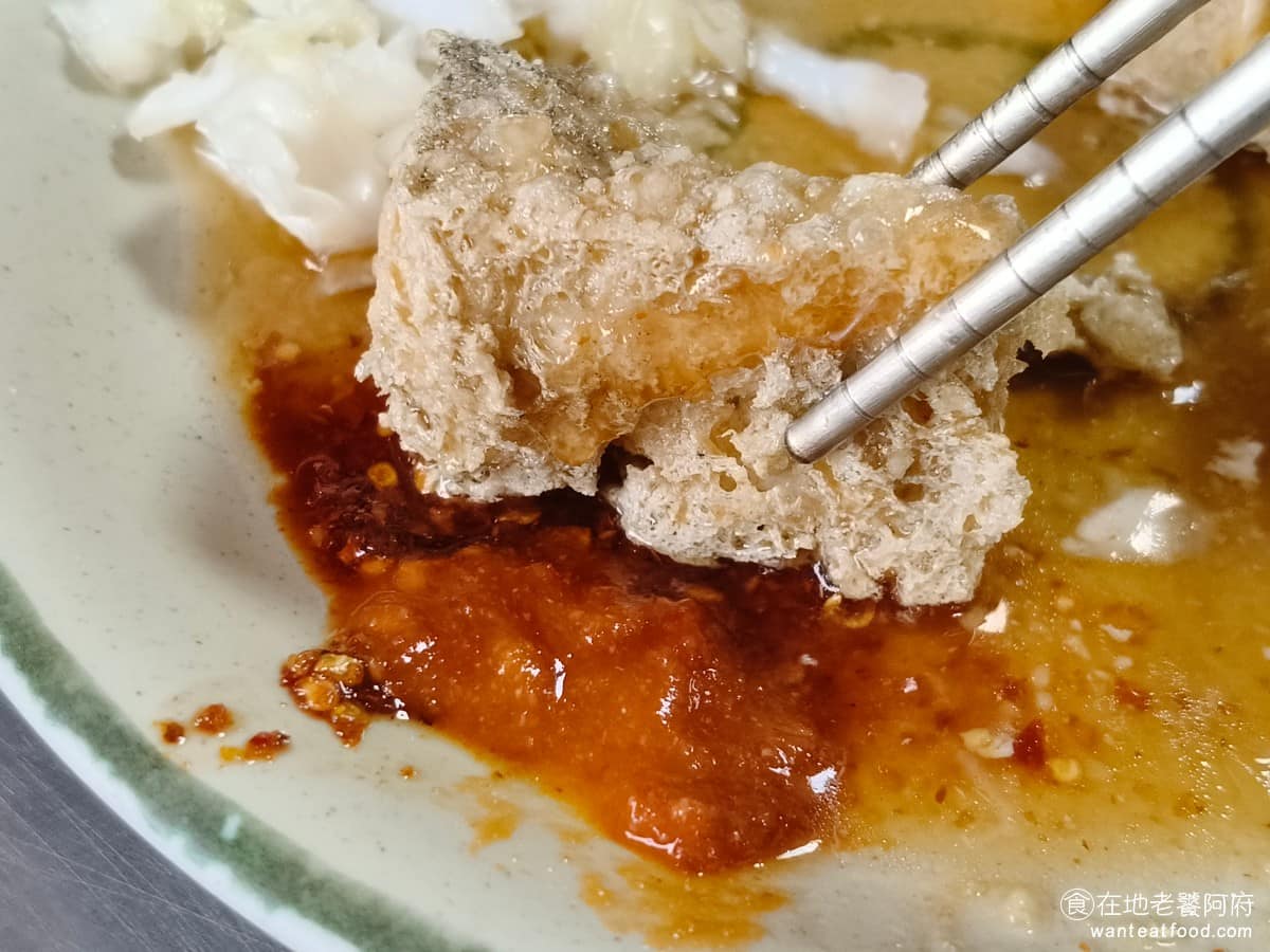阿基手工臭豆腐大腸蚵仔麵線 阿基手工臭豆腐大腸蚵仔麵線菜單 阿基手工臭豆腐大腸蚵仔麵線推薦 整體味道有臭，但不會太過頭，喜歡吃臭一點的人會覺得對味，配上店家特調的專用辣椒和台式泡菜，酸辣解膩，每一口都很上癮。 @在地老饕阿府