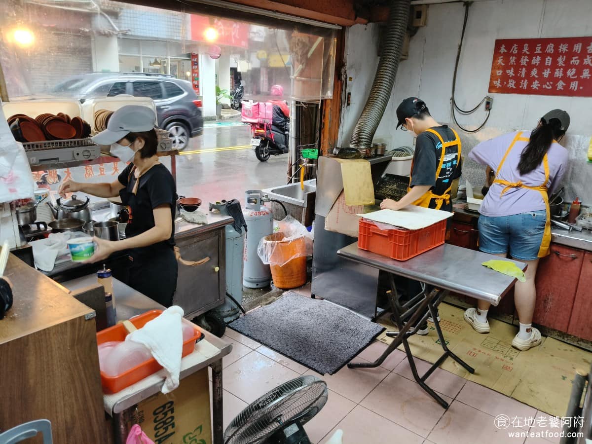 阿基手工臭豆腐大腸蚵仔麵線 阿基手工臭豆腐大腸蚵仔麵線菜單 阿基手工臭豆腐大腸蚵仔麵線推薦 《阿基手工臭豆腐 大腸蚵仔麵線》在康寧街開業已經有一段時間，是老闆和老闆娘兩人一起經營，平常分工一人顧炸臭豆腐的油鍋，一人負責裝麵線。 @在地老饕阿府