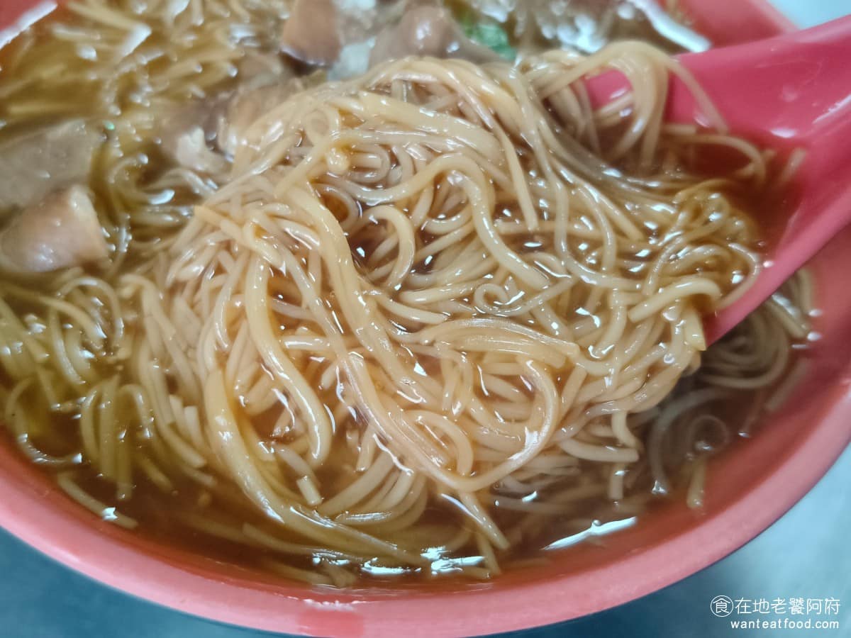 阿基手工臭豆腐大腸蚵仔麵線 阿基手工臭豆腐大腸蚵仔麵線菜單 阿基手工臭豆腐大腸蚵仔麵線推薦 麵線湯頭，柴魚香氣濃郁，還吃得到一點滷大腸滷汁的味道，這點就很特別，而且大蒜味十足，也是口味偏重的麵線，和臭豆腐相比，也完全不遜色。 @在地老饕阿府
