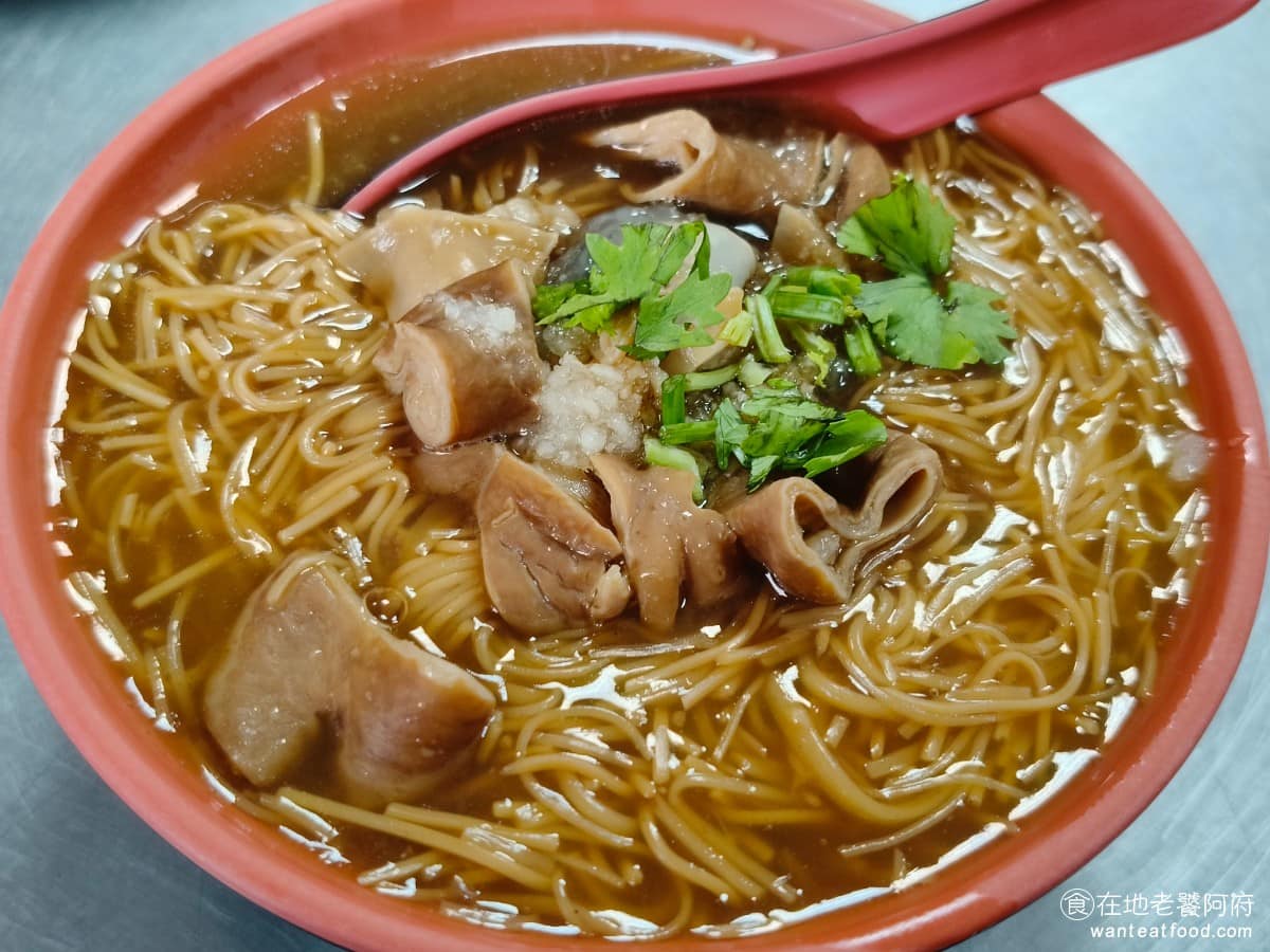 阿基手工臭豆腐大腸蚵仔麵線 阿基手工臭豆腐大腸蚵仔麵線菜單 阿基手工臭豆腐大腸蚵仔麵線推薦 綜合麵線 湯頭是深色柴魚湯底，看起來顏色深，但喝起來不會太鹹，勾芡不會過濃，屬於順口不黏膩的口感，裡面的滷大腸處理得乾淨，沒有腥味，口感Q嫩，蚵仔則是裹粉之後下鍋煮。 @在地老饕阿府