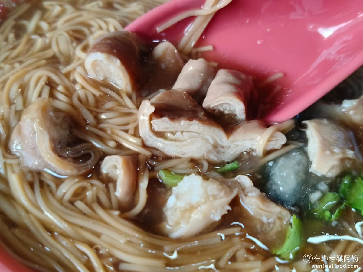 阿基手工臭豆腐大腸蚵仔麵線 阿基手工臭豆腐大腸蚵仔麵線菜單 阿基手工臭豆腐大腸蚵仔麵線推薦 大腸滷得入味，外層油脂處理得乾淨，吃起來軟嫩不油膩，帶點古早味滷腸的風味，配上麵線湯頭和大蒜，味道上非常有層次。 @在地老饕阿府
