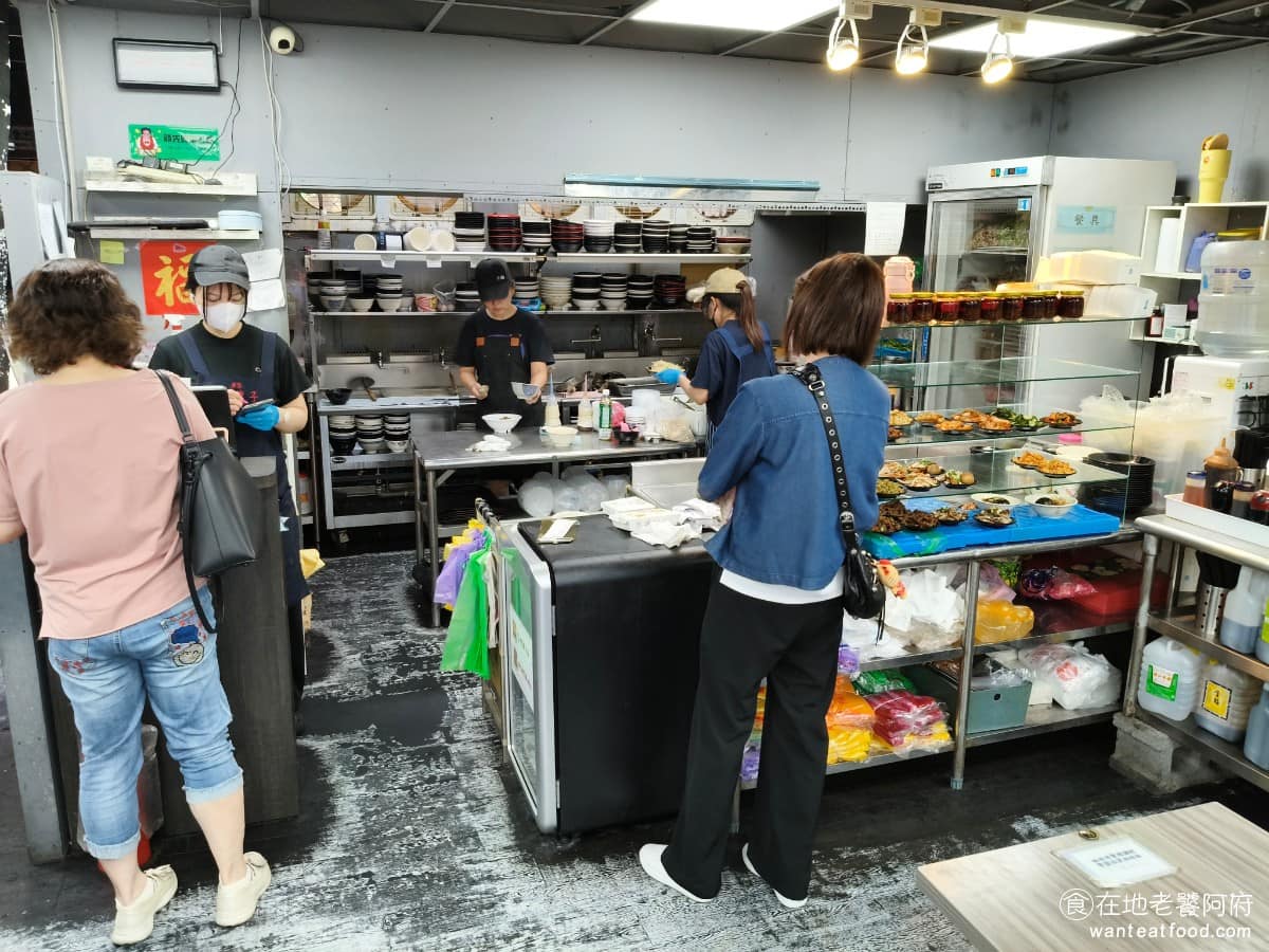 新娘子麵館（忠孝店） 新娘子麵館（忠孝店）菜單 新娘子麵館（忠孝店）推薦 信義區美食 信義美食 這間店看似普通，但其實是網路媒體和部落客都紛紛介紹過的名店，很多人吃過都有推薦。 @在地老饕阿府