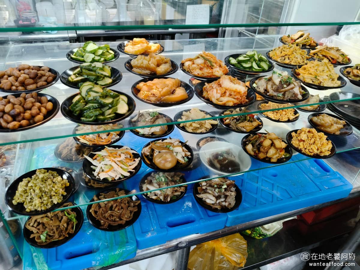 新娘子麵館（忠孝店） 新娘子麵館（忠孝店）菜單 新娘子麵館（忠孝店）推薦 信義區美食 信義美食 小菜種類多，自己從玻璃櫃取用，交給由服務人員後送上桌。 @在地老饕阿府