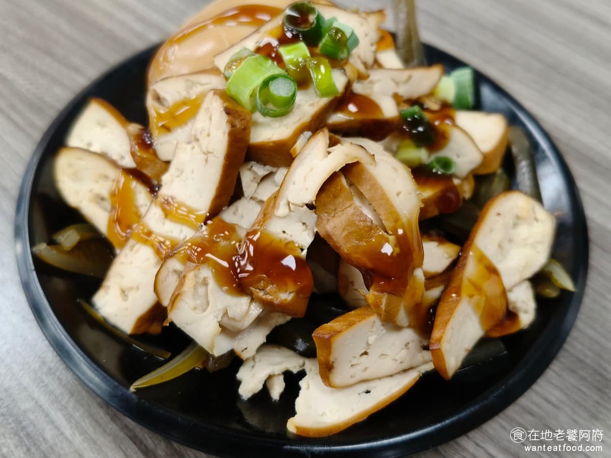 新娘子麵館（忠孝店） 新娘子麵館（忠孝店）菜單 新娘子麵館（忠孝店）推薦 信義區美食 信義美食 豆干 滷味入味口感紮實有嚼勁，是屬於配角型的小菜，搭著麵一起吃，剛剛好。 @在地老饕阿府