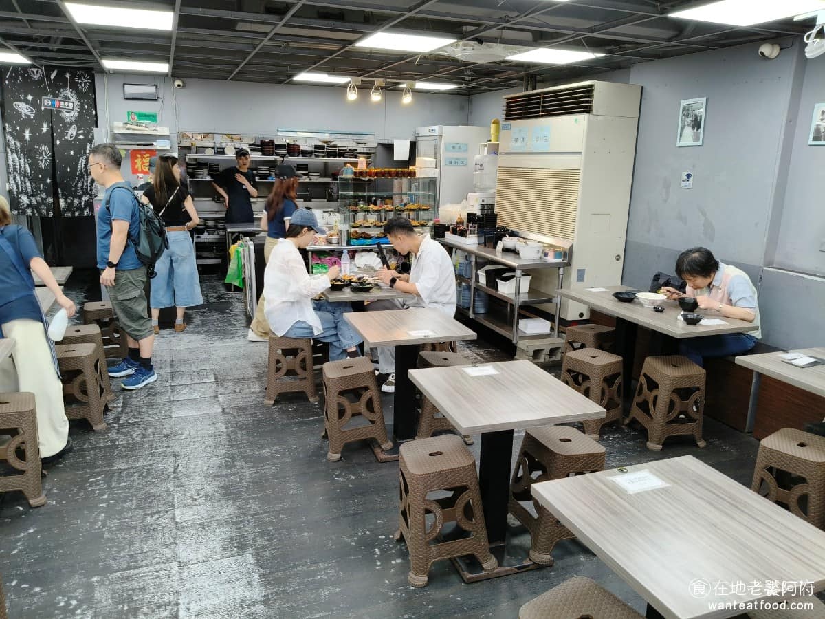 新娘子麵館（忠孝店） 新娘子麵館（忠孝店）菜單 新娘子麵館（忠孝店）推薦 信義區美食 信義美食 《新娘子麵館 忠孝店》外觀樸實，內部空間比外面看起來寬敞，桌數不少但排得比較密，用餐時間幾乎都是客滿，不過翻桌快，通常等個十分鐘內就有位置。 @在地老饕阿府