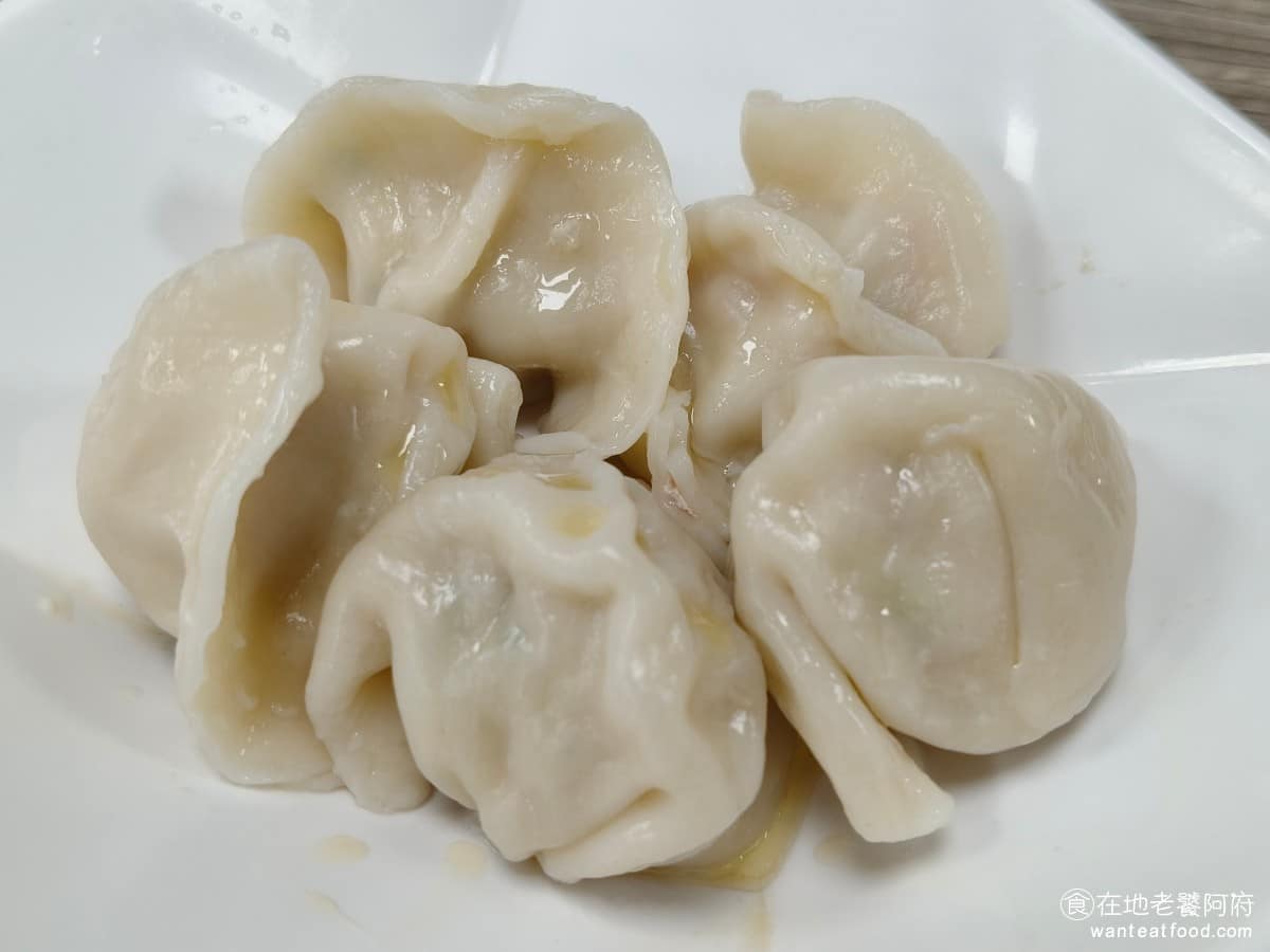 新娘子麵館（忠孝店） 新娘子麵館（忠孝店）菜單 新娘子麵館（忠孝店）推薦 信義區美食 信義美食 高麗菜水餃 吃起來完全不像冷凍的，內餡新鮮帶有一點胡椒味，調味偏鹹，直接吃不沾醬就已經有味道。 @在地老饕阿府