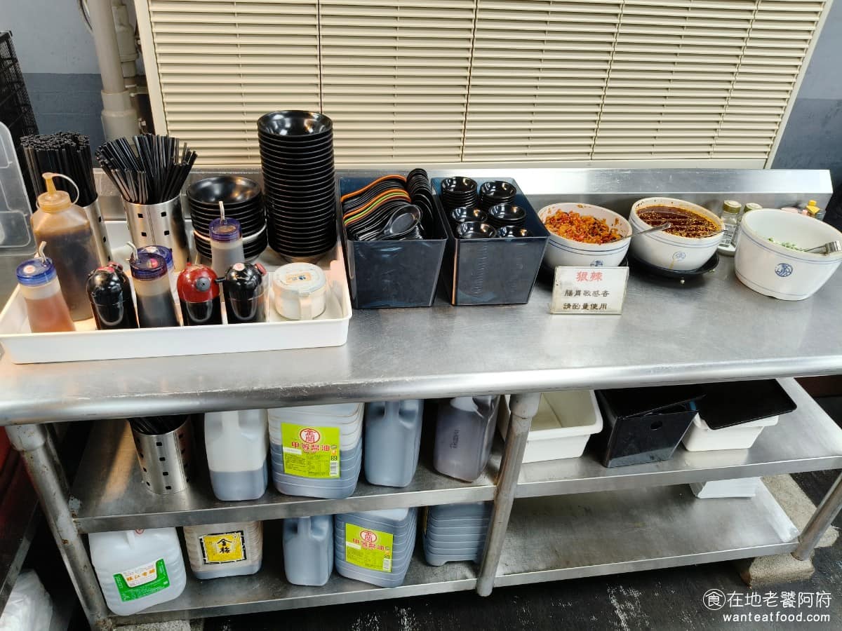 新娘子麵館（忠孝店） 新娘子麵館（忠孝店）菜單 新娘子麵館（忠孝店）推薦 信義區美食 信義美食 醬料區設在小菜櫃旁邊，辣蘿蔔、蔥花、辣油等調料，想吃重口味或是清淡，都可以自己控制。 @在地老饕阿府