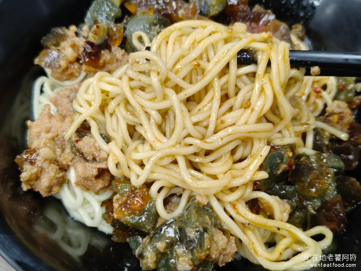 新娘子麵館（忠孝店） 新娘子麵館（忠孝店）菜單 新娘子麵館（忠孝店）推薦 信義區美食 信義美食 肉燥鹹香但不死鹹，底部有醬汁，所以整碗吃起來不乾，每一口都能吃到醬料，吃得還算舒服，整體平衡的很好。細白麵條煮得軟Q，還可以拌一點店家的豆豉辣蘿蔔，香氣再升一層。 @在地老饕阿府