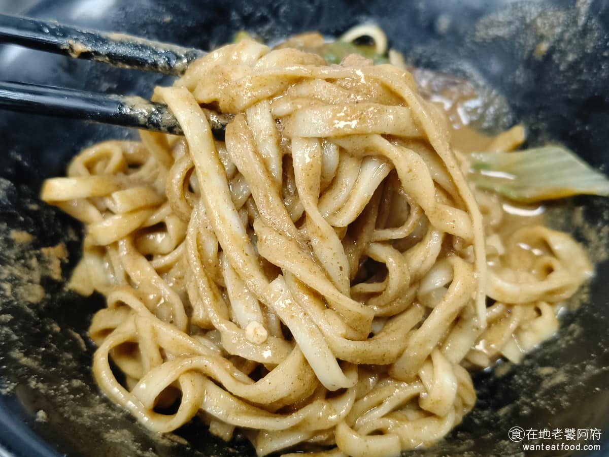 新娘子麵館（忠孝店） 新娘子麵館（忠孝店）菜單 新娘子麵館（忠孝店）推薦 信義區美食 信義美食 麵條口感軟，每一口都均勻包著麻醬，吃起來也不會太乾，麵也不會軟糊到黏在一起，真的是很有水準的麻醬麵，喜歡芝麻醬的人推薦點這碗。 @在地老饕阿府