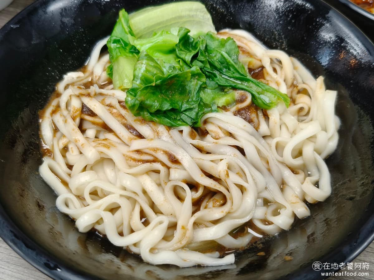 新娘子麵館（忠孝店） 新娘子麵館（忠孝店）菜單 新娘子麵館（忠孝店）推薦 信義區美食 信義美食 麻醬麵 這碗也是必點，光看麻醬的顏色就知道用料不錯，顏色深、香氣足，麻醬加的多，所以拌起來也很輕鬆。 @在地老饕阿府