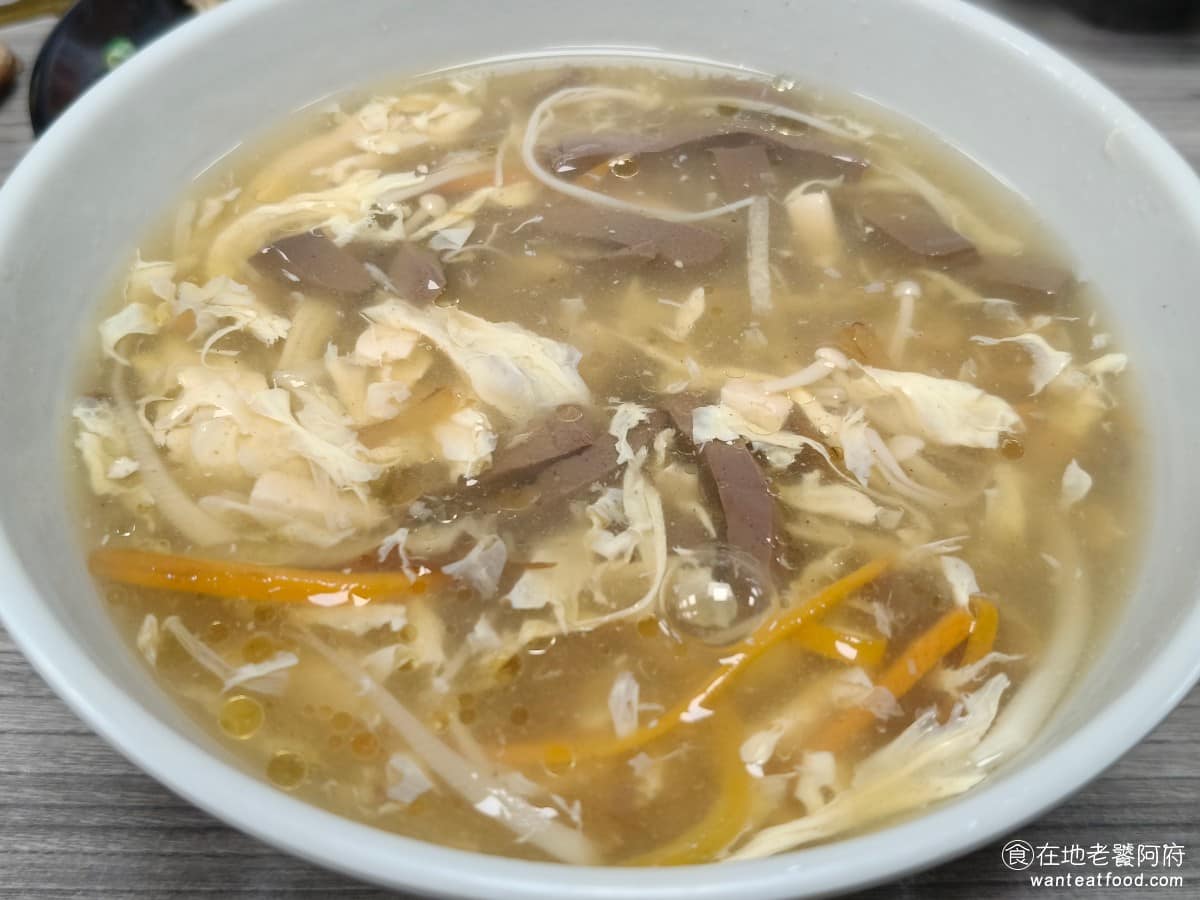 新娘子麵館（忠孝店） 新娘子麵館（忠孝店）菜單 新娘子麵館（忠孝店）推薦 信義區美食 信義美食 酸辣湯 酸度夠，喝起來不太鹹，辣度很淡，整體是一般人都能接受的範圍，不會太嗆也不會辣，算是中規中矩的酸辣湯，料算豐富，喝起來還算開胃。 @在地老饕阿府