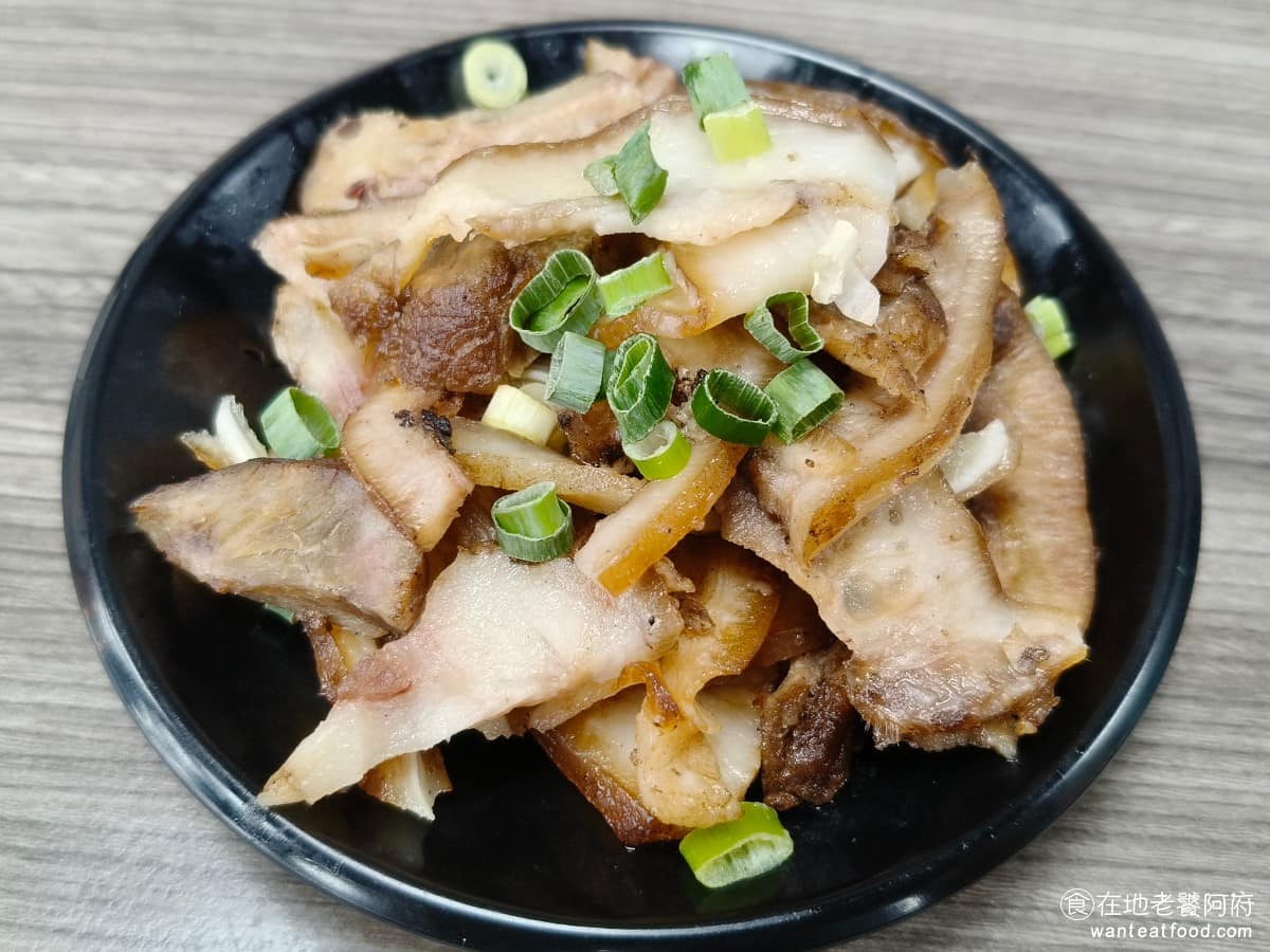 新娘子麵館（忠孝店） 新娘子麵館（忠孝店）菜單 新娘子麵館（忠孝店）推薦 信義區美食 信義美食 豬耳朵 肥肉比例比較高，煙燻的味道很明顯，吃起來還不錯，只不過豬皮的部分有一點偏硬，沾上醬油膏，吃起來味道更棒。 @在地老饕阿府