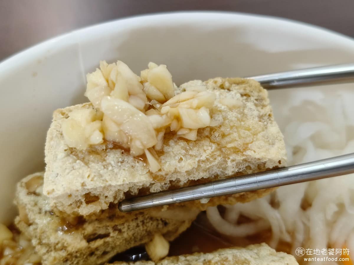 師大分部神之臭豆腐 師大分部神之臭豆腐菜單 師大分部神之臭豆腐推薦 文山區美食 文山美食 萬隆美食 內用可以再加蒜泥，喜歡蒜香的人，可以多加一些，味道更印象深刻。 @在地老饕阿府