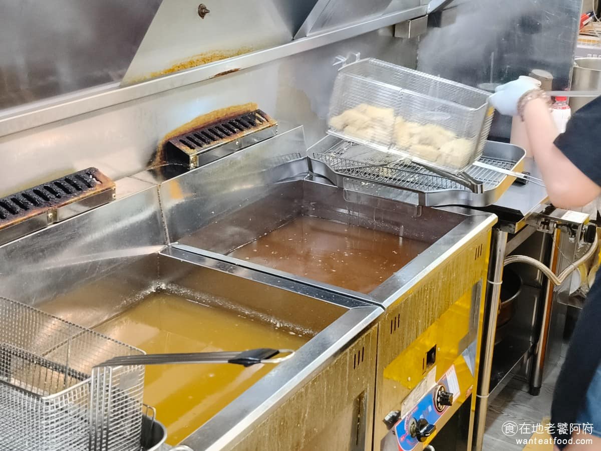 師大分部神之臭豆腐 師大分部神之臭豆腐菜單 師大分部神之臭豆腐推薦 文山區美食 文山美食 萬隆美食 《師大分部神之臭豆腐》主要的特色是「雙重炸法」，先以較低油溫將臭豆腐炸熟，保留內部水分與豆腐的香味，剪開後再用高油溫炸第二次，讓外皮比一般臭豆腐更酥脆，所以工序更為複雜。 @在地老饕阿府