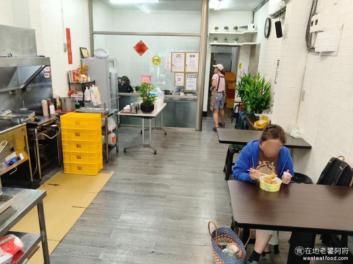 師大分部神之臭豆腐 師大分部神之臭豆腐菜單 師大分部神之臭豆腐推薦 文山區美食 文山美食 萬隆美食 店內環境走簡單明亮的路線，基本桌椅加上油炸區與排煙設備，乾淨整潔有幾張座位可以內用，但數量不多，客滿的話門口也放了凳子，可以在外面吃。 @在地老饕阿府