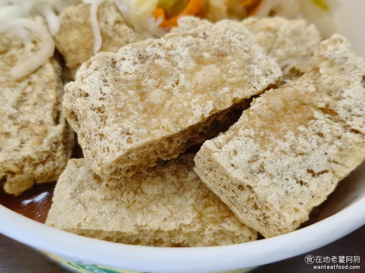 師大分部神之臭豆腐 師大分部神之臭豆腐菜單 師大分部神之臭豆腐推薦 文山區美食 文山美食 萬隆美食 《師大分部神之臭豆腐》外皮是真的夠酥脆，喜歡吃脆的人一定會很愛，只不過因為太脆了，而且外皮也吸了不少油，如果一次吃太多，會開始覺得有一點膩，兩人吃一份其實也很不錯。 @在地老饕阿府