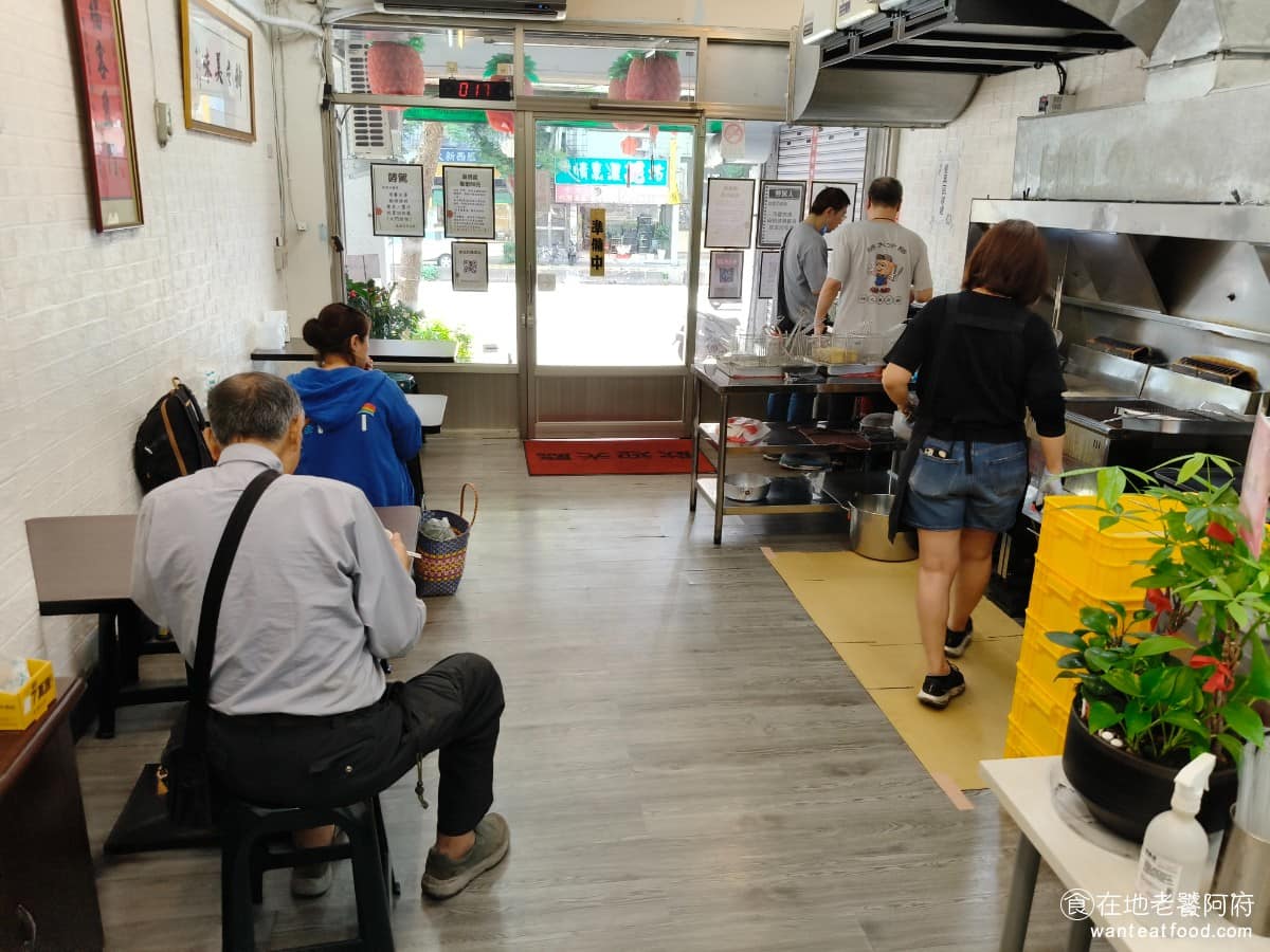 師大分部神之臭豆腐 師大分部神之臭豆腐菜單 師大分部神之臭豆腐推薦 文山區美食 文山美食 萬隆美食 排煙設備也特別處理過，室內油煙味相對沒那麼嚴重，但畢竟是炸臭豆腐，衣服和頭髮難免還是會沾到氣味，但如果和玉里橋頭臭豆腐相比，絕對是好很多。 @在地老饕阿府