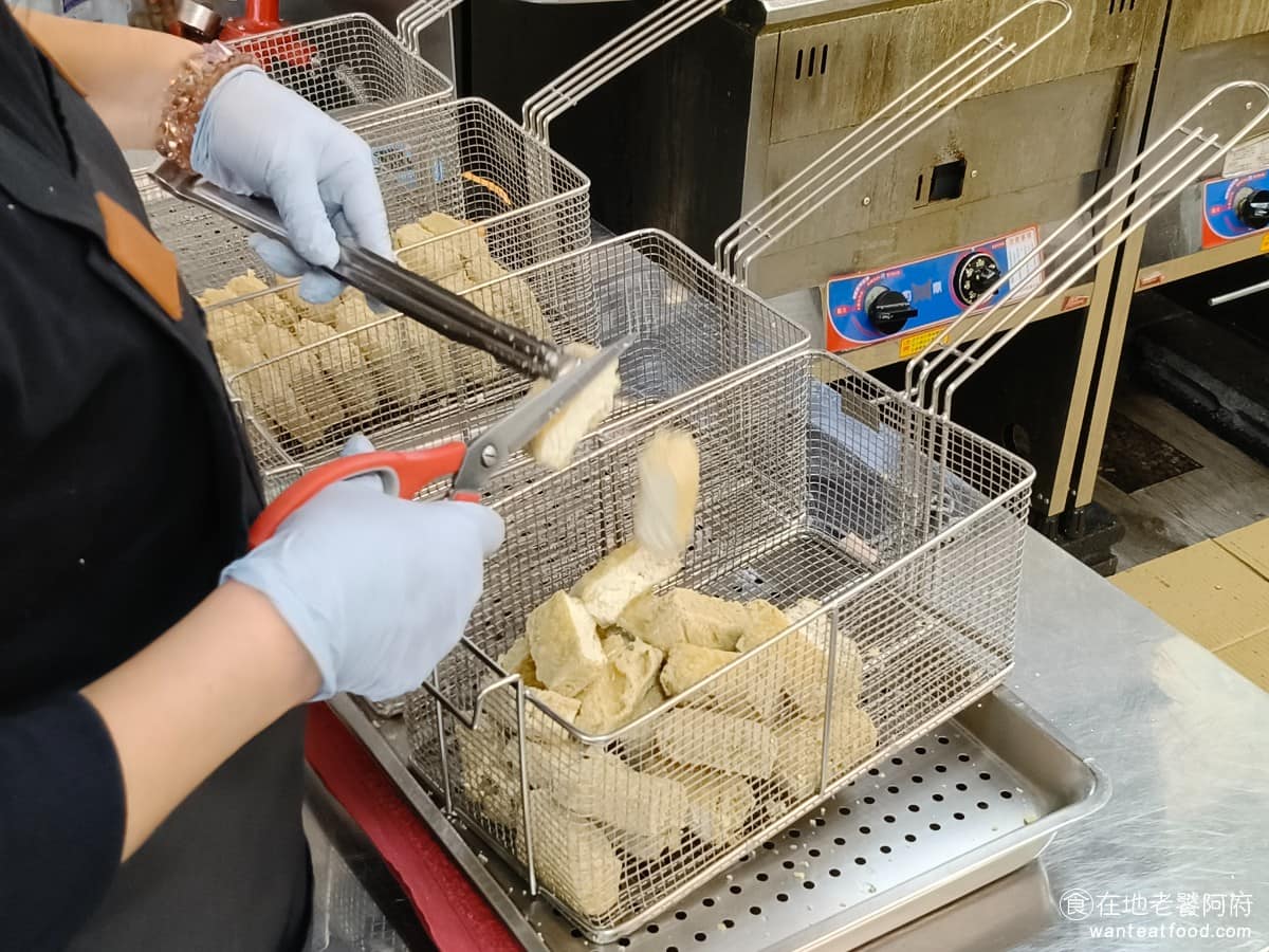 師大分部神之臭豆腐 師大分部神之臭豆腐菜單 師大分部神之臭豆腐推薦 文山區美食 文山美食 萬隆美食 老闆娘會先將臭豆腐剪片後，再丟下去油炸，因為是剪過的，所以酥脆的面積會更大。 @在地老饕阿府