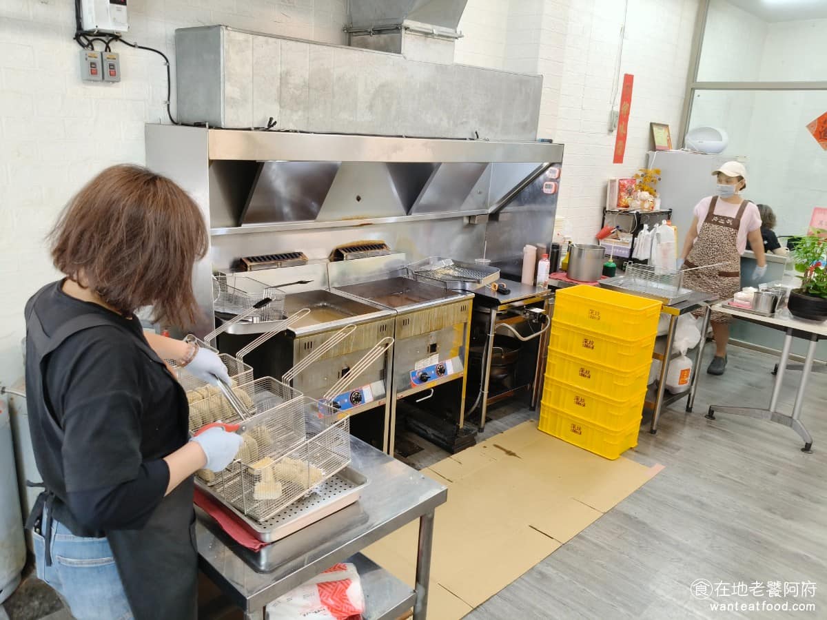 師大分部神之臭豆腐 師大分部神之臭豆腐菜單 師大分部神之臭豆腐推薦 文山區美食 文山美食 萬隆美食 雖然開了店面，但營業時間還是和以前攤車一樣，以下午、晚上為主，下午兩點才開，所以想當中午午餐吃，就比較無法。 @在地老饕阿府