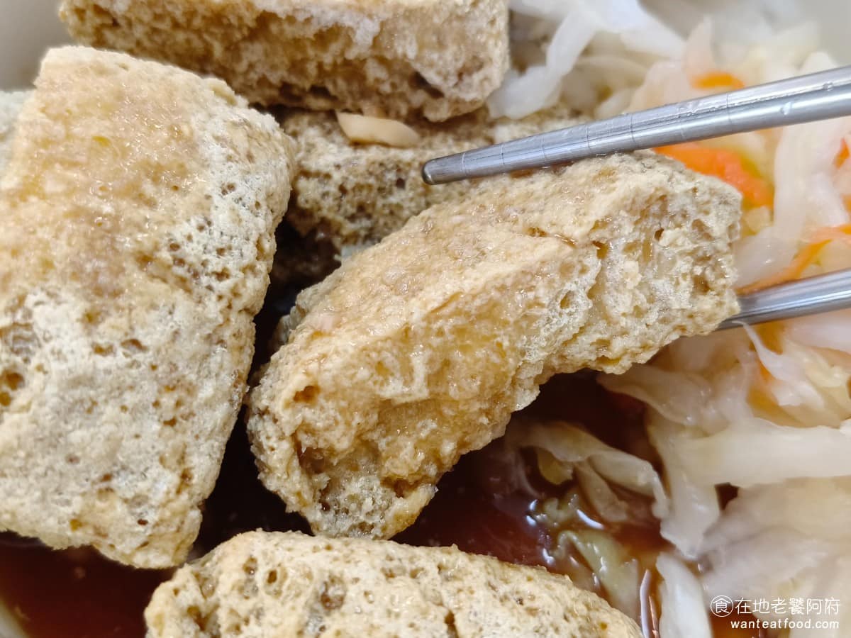 師大分部神之臭豆腐 師大分部神之臭豆腐菜單 師大分部神之臭豆腐推薦 文山區美食 文山美食 萬隆美食 醬汁鹹香稍微偏鹹，但這樣鹹度正好，因為吃到後面泡菜出水，醬汁會被稀釋，臭味算是中等偏重，不是最極端，但也算臭的。吃完後衣物多少會沾附氣味。 @在地老饕阿府