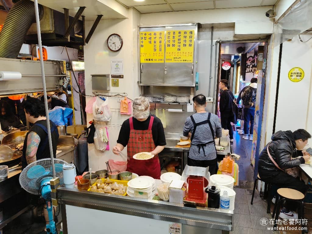 家湘涼麵 家湘涼麵菜單 家湘涼麵推薦 士林區美食 士林美食 涼麵、臭豆腐 臭豆腐分香炸跟泰式兩種，小份 60 元，大份 80 元，另外還有味噌湯 25 元，泡菜也可以單點。 @在地老饕阿府